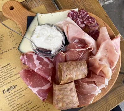 Rustic serving tray with typical products of Italian Emilia-Romagna region Foto stock