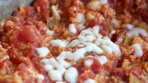 Rustic Skillet Scramble: Tomato &amp; Cheese Vídeo Stock 339272070