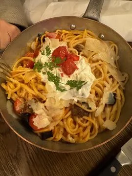 Rustic Spaghetti Dish with Cherry Tomatoes and Cheese Stock-Fotos