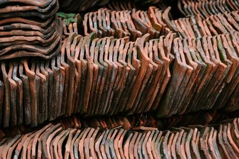 Rustic Stack of Aged Terracotta Roof Tiles Ready for Construction Stock-Fotos