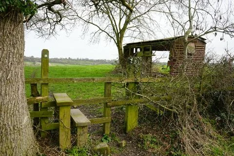 Rustic Stile &amp; Public Footpath Sign In Green Fields, Wessington, England. Stock Photos