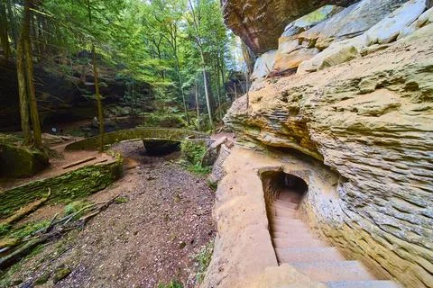 Rustic Stone Bridge in Lush Forest Old Mans Cave Trail Eye Level View Stock-Fotos