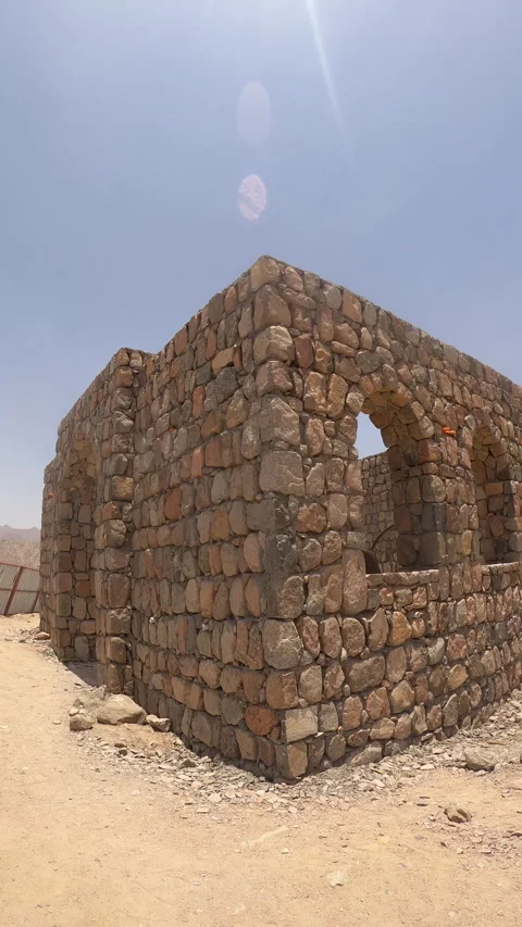 Rustic Stone Masonry Structure with Arches in Rocky Desert Vídeo Stock 321158005