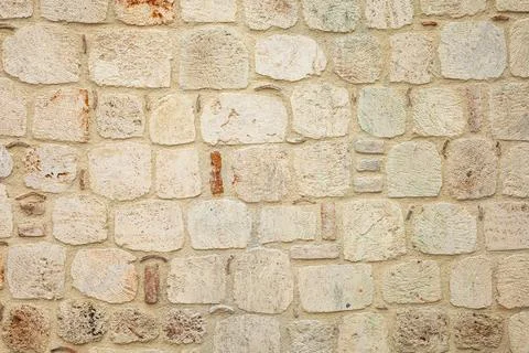 Rustic stone wall with irregular pattern and natural texture Foto stock