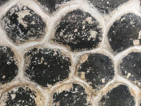 Rustic Stone Wall Texture with Black Volcanic Rock and White Grout Foto stock