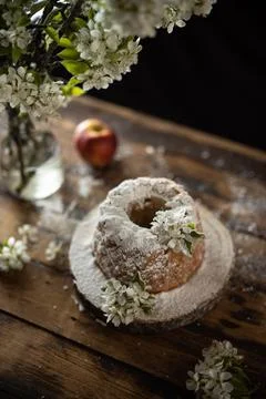Rustic style apple bundt cake with powdered sugar on old wooden table Foto stock