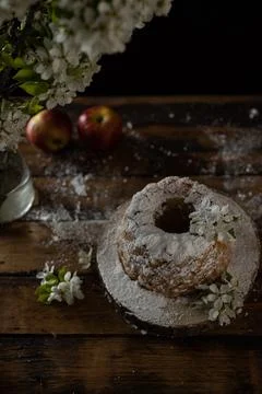 Rustic style apple bundt cake with powdered sugar on old wooden table Foto stock