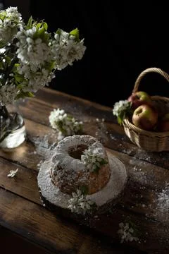 Rustic style apple bundt cake with powdered sugar on old wooden table Foto stock
