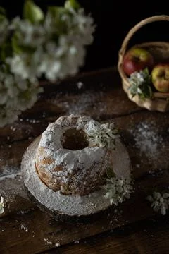 Rustic style apple bundt cake with powdered sugar on old wooden table Foto stock