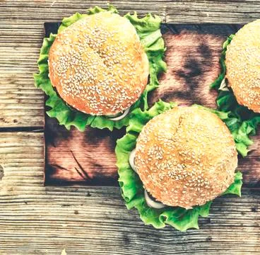 Rustic style, top view. Hamburger on a wooden table. Rustic Foto stock