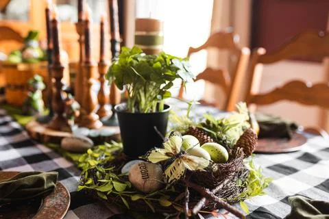 Rustic table setting with greenery and Easter decor. Foto stock