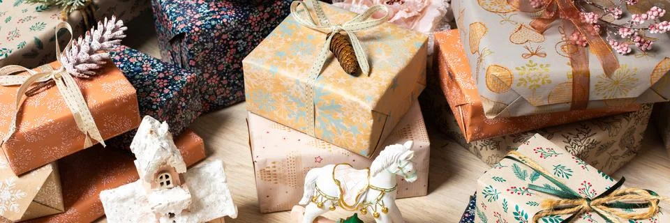 Rustic-themed Christmas gift boxes in natural tones resting beneath a Christm 스톡 사진
