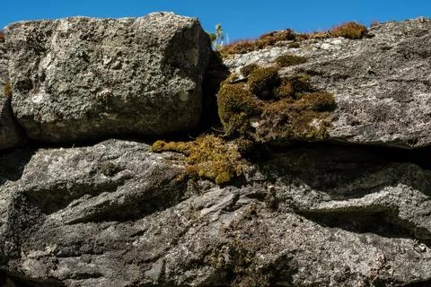 Rustic traditional rock wall with solid, big rocks stacked on top of each other Foto stock