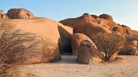 Rustic typical rock formations in the vast desert at Spitzkoppe Foto stock