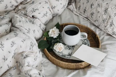 Rustic vintage breakfast in bed composition. Cup of coffee, rose flowers on 스톡 사진