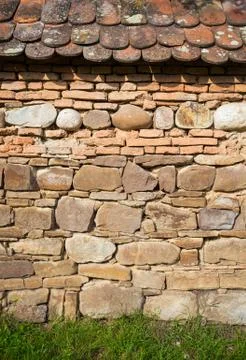 Rustic wall with layers of different comstruction materials Foto stock