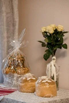 Rustic Wedding Bread and White Roses in Elegant Home Setting with Floral Ar.. 库存照片