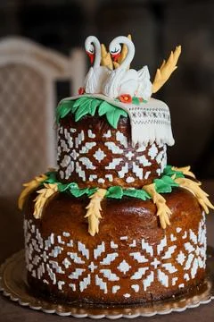 Rustic Wedding Cake with Two Swans Topper, Brown Layered Kulich with Icing .. Foto stock