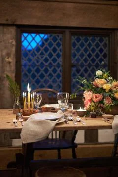 Rustic wedding table setting with wood and floral decor, English old house Foto stock