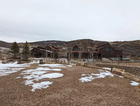 Rustic Whiskey Distillery Surrounded by Snowy Hills and a Winter Landscape. Fotos de archivo
