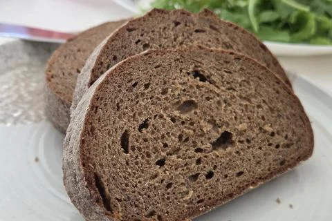Rustic Whole Grain Bread Slices with Fresh Arugula for Healthy Meals 스톡 사진
