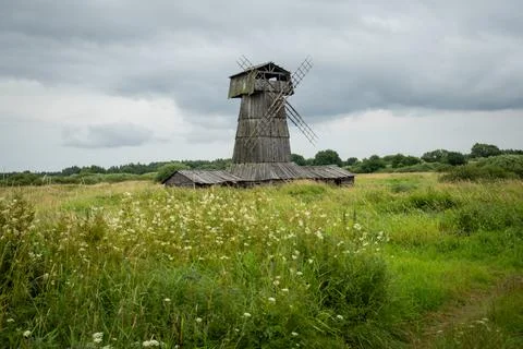 Rustic Windmill in Lush Countryside Landscape Foto stock
