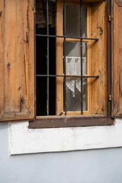 Rustic window with lace curtain. Фото
