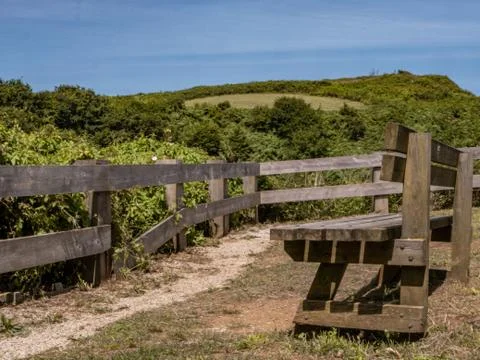 Rustic wooden bench overlooking an elevated area Stock-Fotos