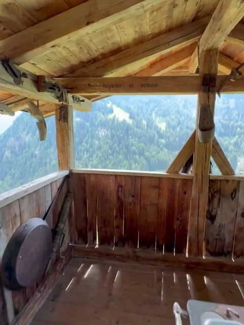 Rustic Wooden Hut Overlooking Mountain Valley 库存影片 341317601