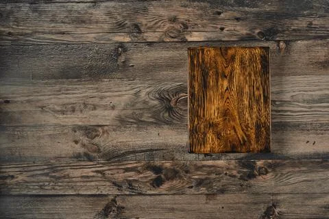 Rustic wooden surface with a textured plank highlighted against a weathered.. Foto stock