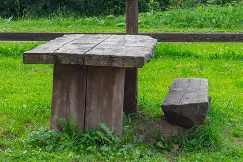 Rustic Wooden Table And Bench In Green Meadow Fotos de archivo