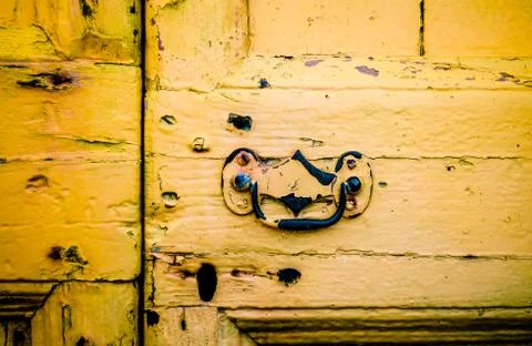 Rustic yellow front door Stock-Fotos