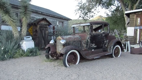 Rusting antique car and rustic wooden outhouse and buildings in Arizona 스톡 동영상 80106026