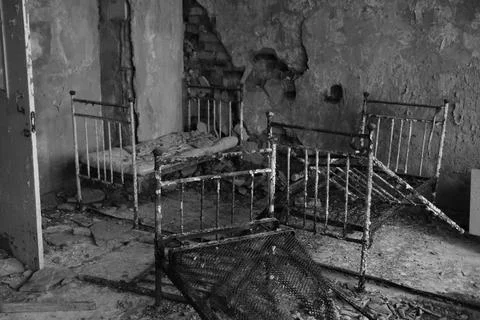 Rusting bed frames inside Pripyat Hospital in the Chernobyl Exclusion Zone Stock-Fotos