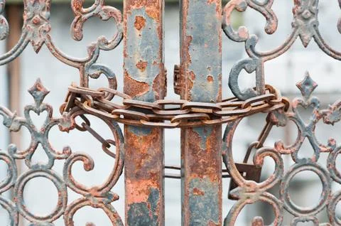 Rusting gate locked with chain Stock-Fotos