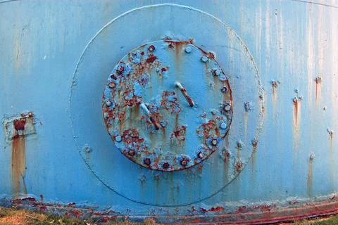 Rusting hatch on Blue tank Foto stock