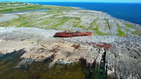 Rusting hulk shipwreck on Inisheer Aran Islands Galway Bay Ireland Vídeo Stock 310943421