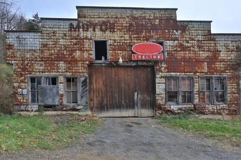 Rusting metal building with broken windows Fotos de archivo