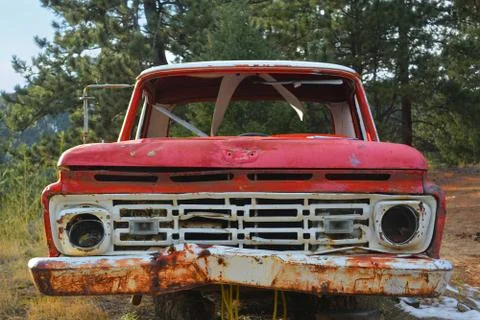 Rusting Red and White Pickup Truck Stock-Fotos