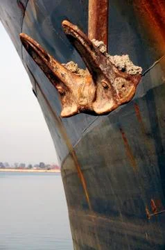 Rusty anchor and rust-marks on old grey ship Stock-Fotos