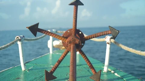 Rusty anchor on boat deck Video stock 85784718