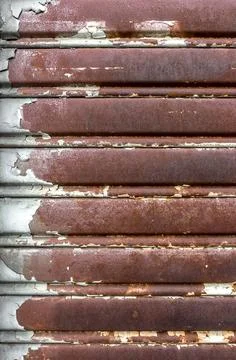 Rusty and lowered rolling shutter with parallel lines Rusty and lowered ro... Foto stock