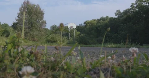 Rusty Ball Hoop In Empty Basketball Court Vidéo 92379323