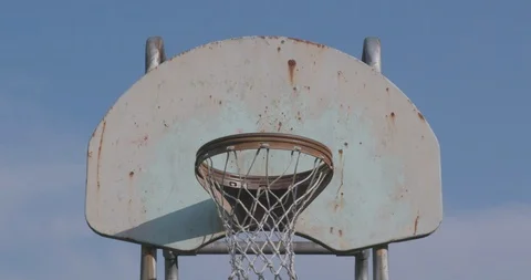 Rusty Basketball Hoop In Empty Playground Vidéo 92340141