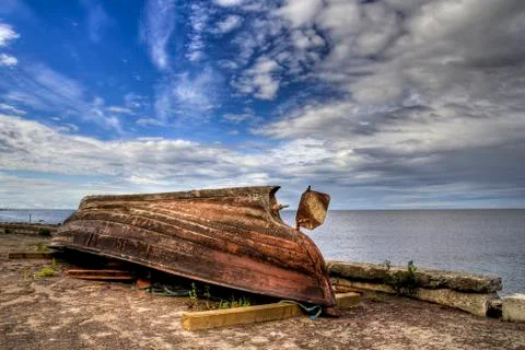 Rusty boat turned upside down on seaside Foto stock