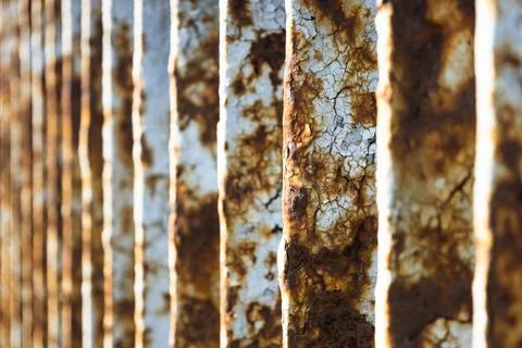 Rusty bridge railing texture background with cracked white paint Stock-Fotos