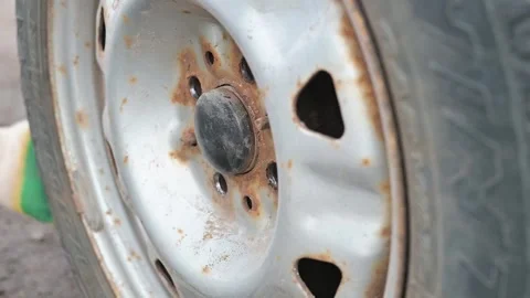 Rusty car wheels and brake components are being cleaned and restored to improve 스톡 동영상 337550705