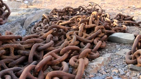 Rusty chain on gravel Video stock 48406472