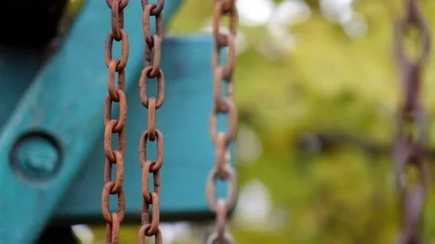 Rusty chains swayed gently Video stock 82382934