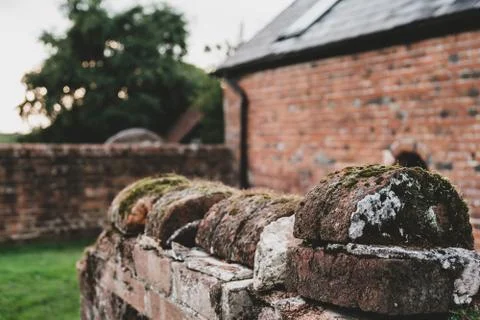 Rusty dark brown brick wall Foto stock